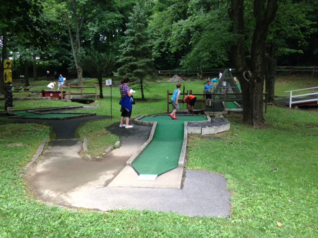 pic of miniature golf at Crystal Cave